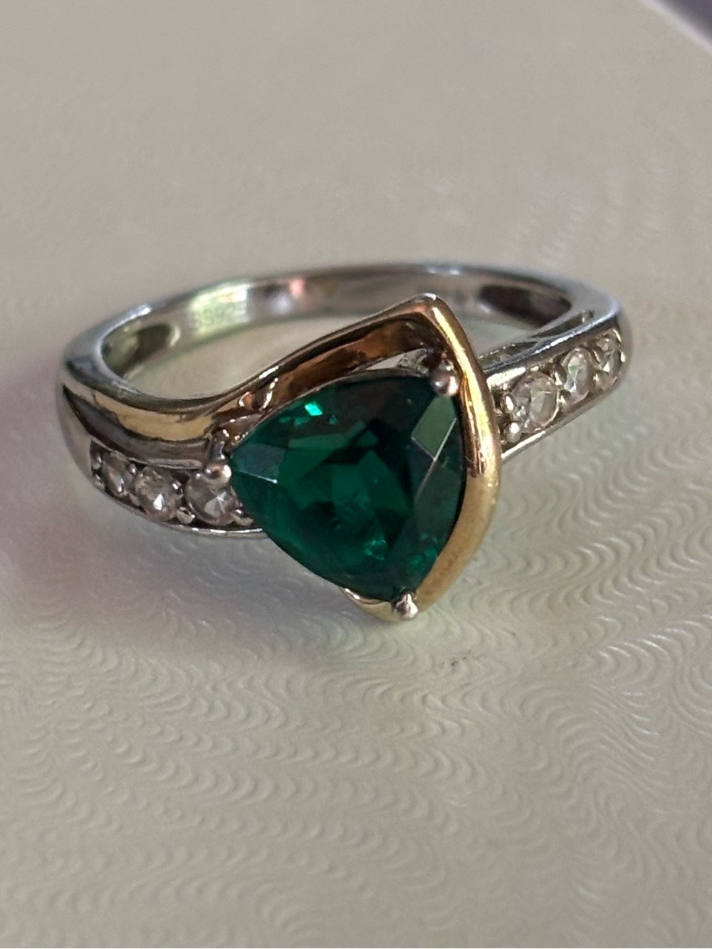 925 Silver & 10K Gold Two Tone Simulated Emerald Diamond Ring Sz 7 - Picture 2 of 10